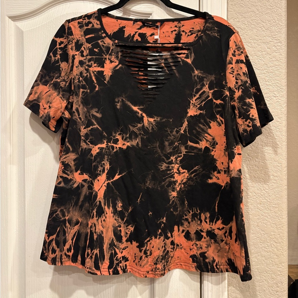BloomChic Black & Orange Tie-Dye Short Sleeve Tee with Shredded V-Neck